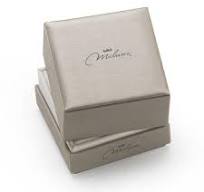 Anello in oro bianco e smeraldi contornato di diamanti