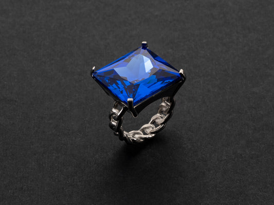 Anello con pietra blu quadrata