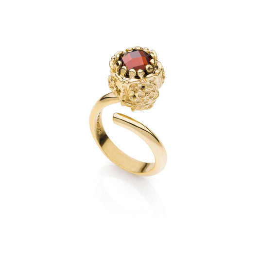 Anello dorato con pietra rossa